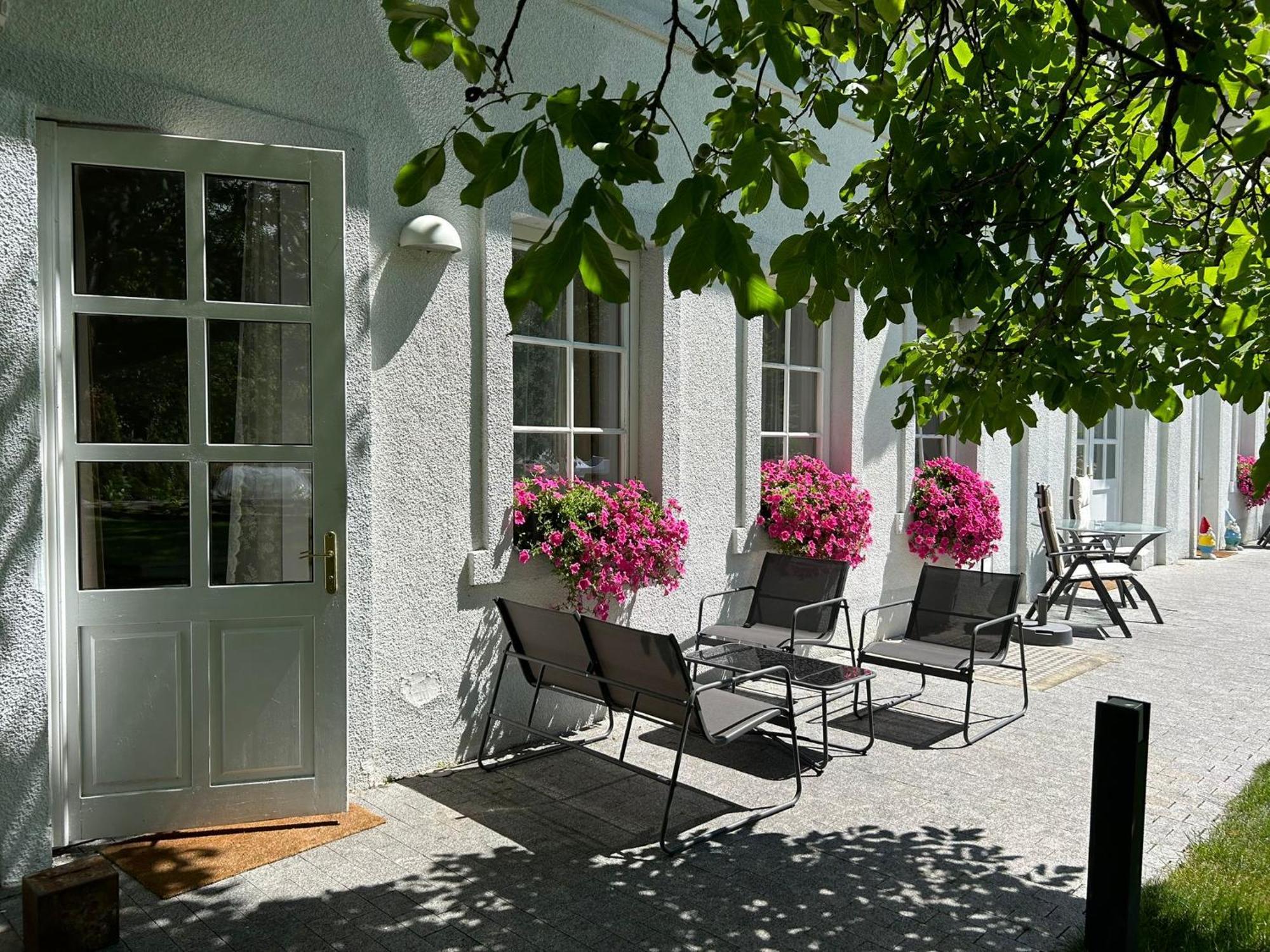 Apartment Mit Gartenblick Und Terrasse Baden Exterior photo